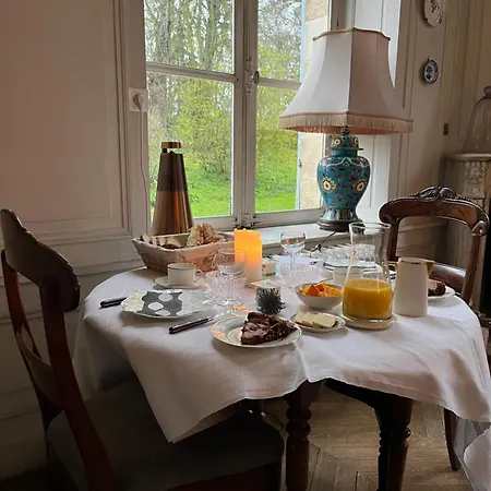 Bed & Breakfast Chateau De - 1753 Contay