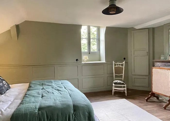 Chateau De - 1753 Bed & Breakfast