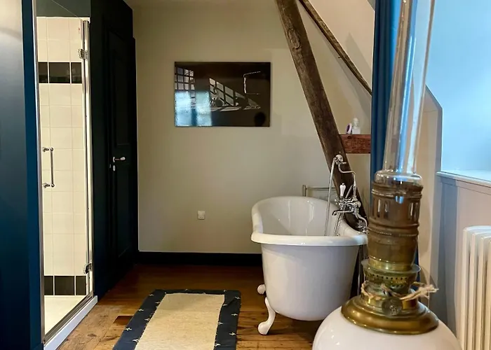 Chateau De - 1753 Bed & Breakfast